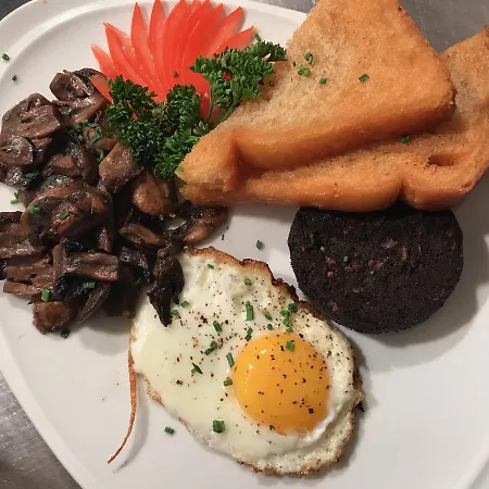 The Game Cock 3* Austwick